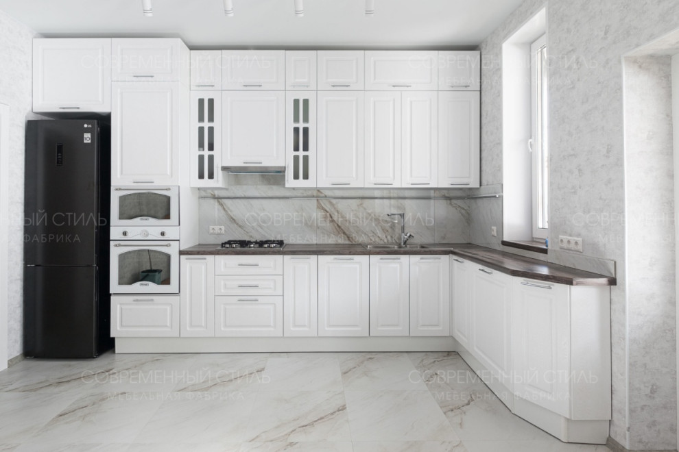 Large elegant l-shaped eat-in kitchen photo in Moscow with white cabinets and no island