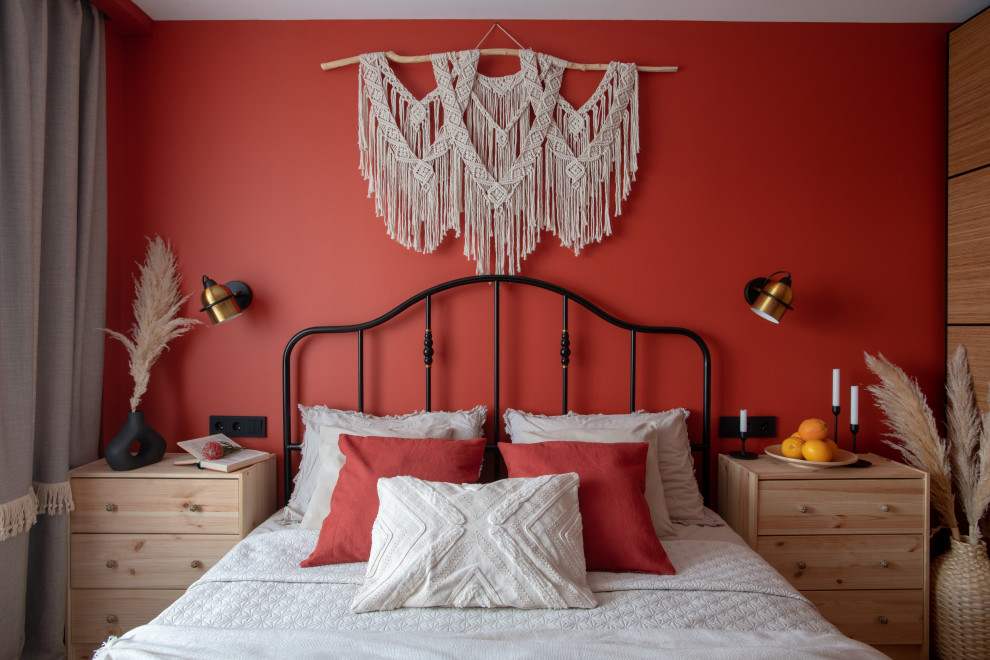 Foto de dormitorio principal tradicional renovado pequeño con paredes rojas y suelo de madera en tonos medios