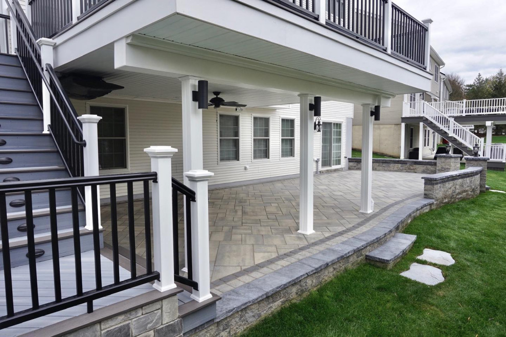 Manalapan, NJ: Contemporary Deck & Patio with Sitting Walls