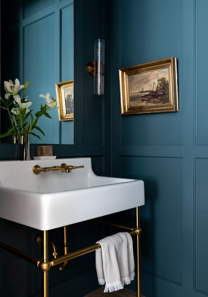 На фото: большой туалет в стиле неоклассика (современная классика) с синими стенами, светлым паркетным полом, консольной раковиной и коричневым полом