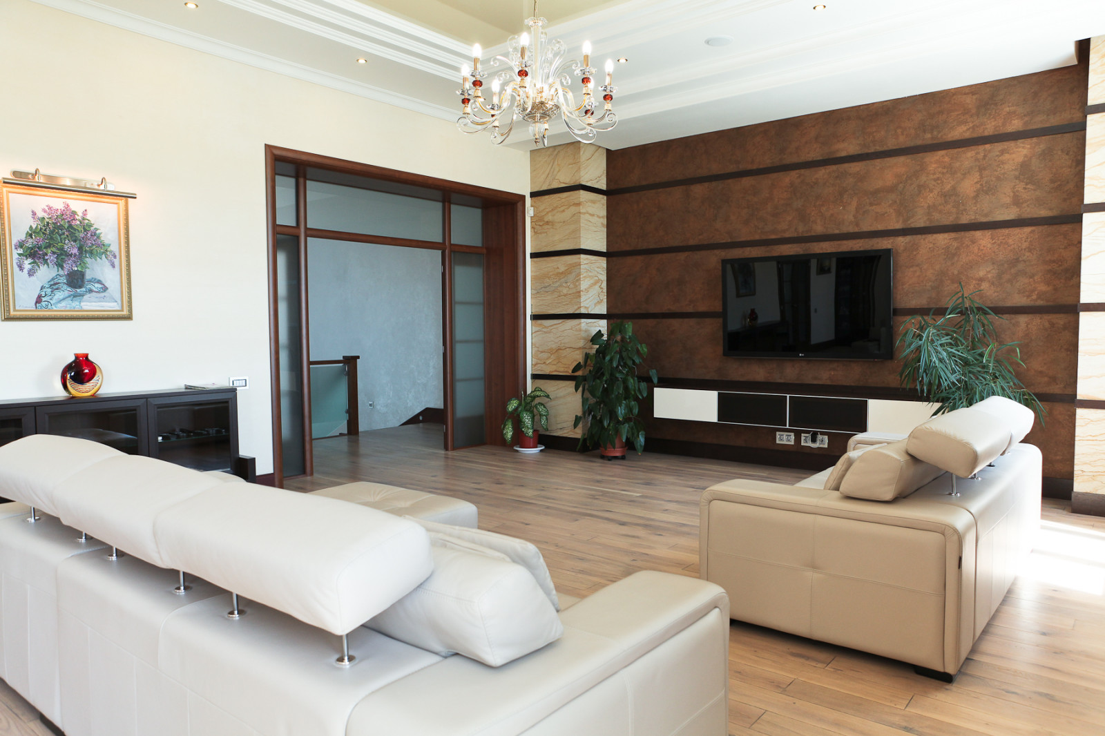 Коттедж: классический интерьер в бежевых  оттенках