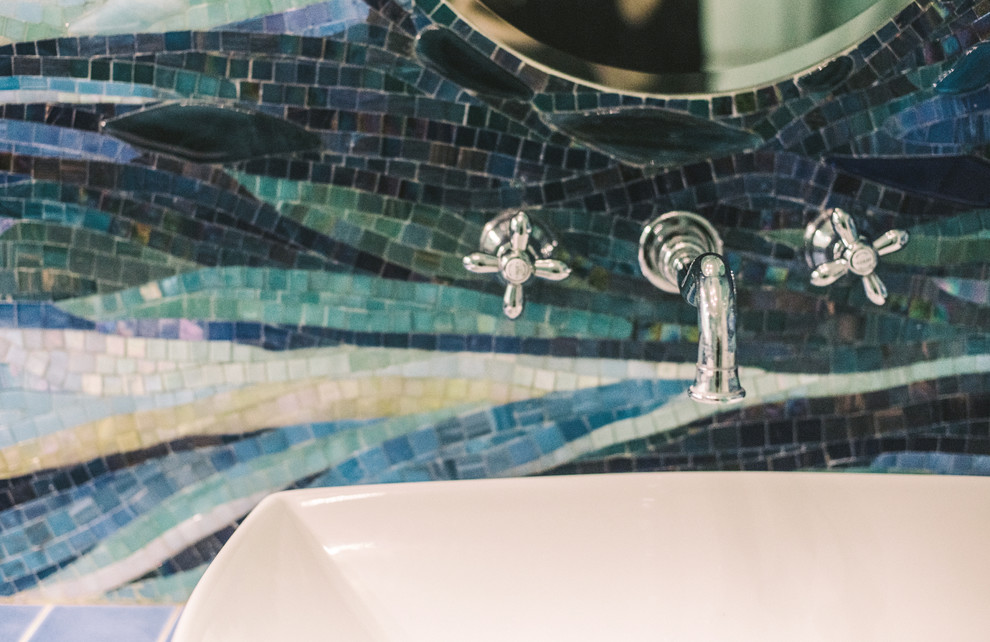 Перепланировка квартиры с радиальной фасадной стеной, авторская мозаика.