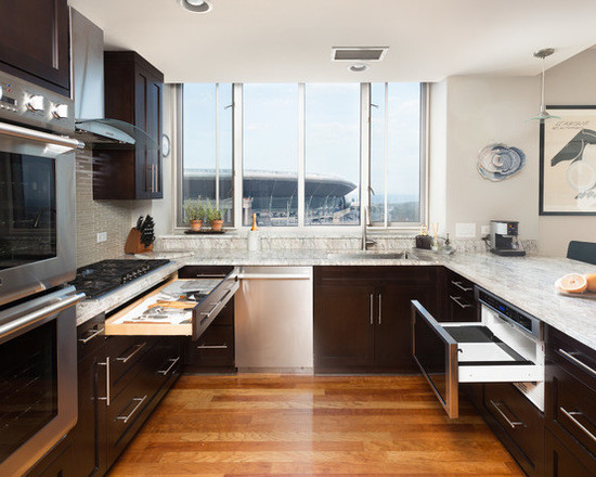 Example of a mid-sized transitional u-shaped medium tone wood floor open concept kitchen design in Chicago with an undermount sink, shaker cabinets, dark wood cabinets, marble countertops, white backsplash, subway tile backsplash, stainless steel appliances and a peninsula