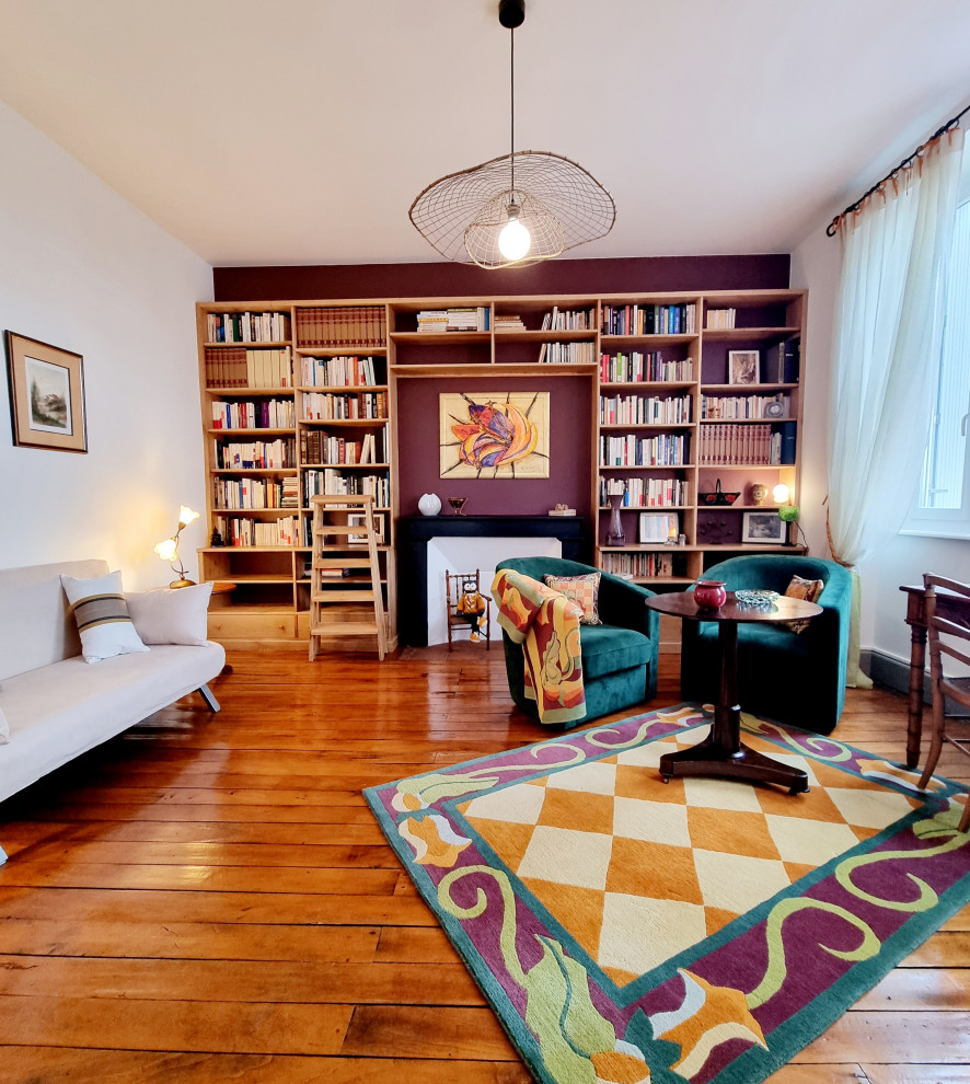 Idéer för ett mellanstort klassiskt separat vardagsrum, med ett bibliotek, lila väggar, mörkt trägolv, en standard öppen spis, en spiselkrans i trä och brunt golv