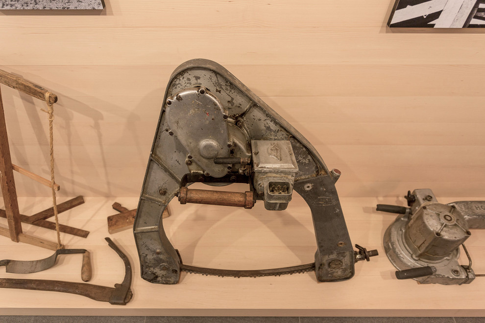 Mittelgroßes Modernes Untergeschoss mit weißer Wandfarbe und beigem Boden in Stuttgart