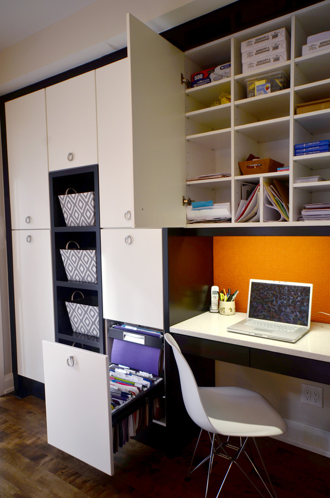 Photo of a contemporary home office in Ottawa with a built-in desk.