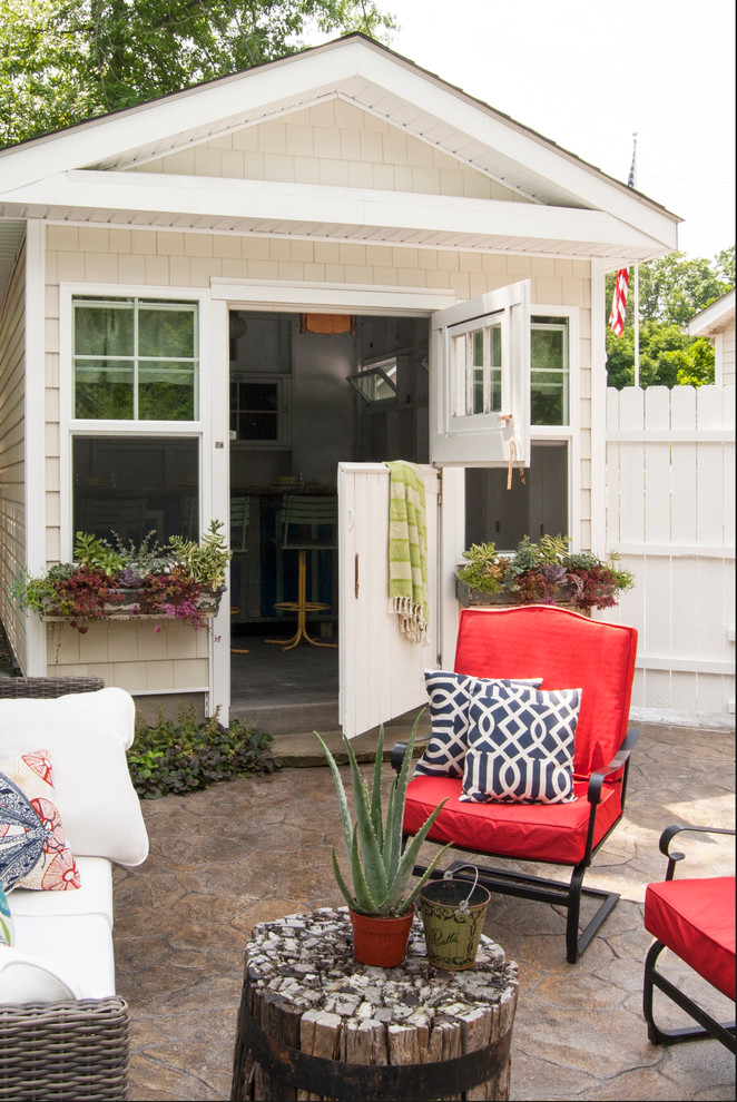 Inspiration for a small eclectic patio in Cleveland.