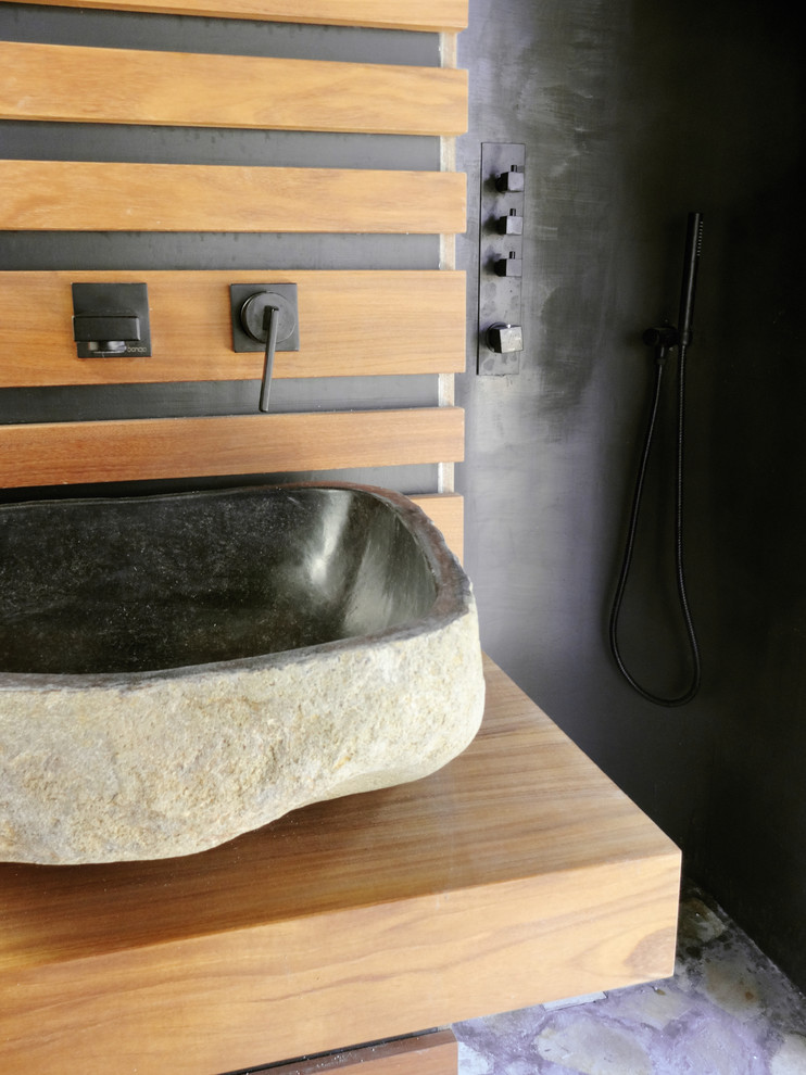 Ispirazione per una stanza da bagno contemporanea di medie dimensioni con ante in legno bruno, lavabo a bacinella, top in legno e pavimento in pietra calcarea