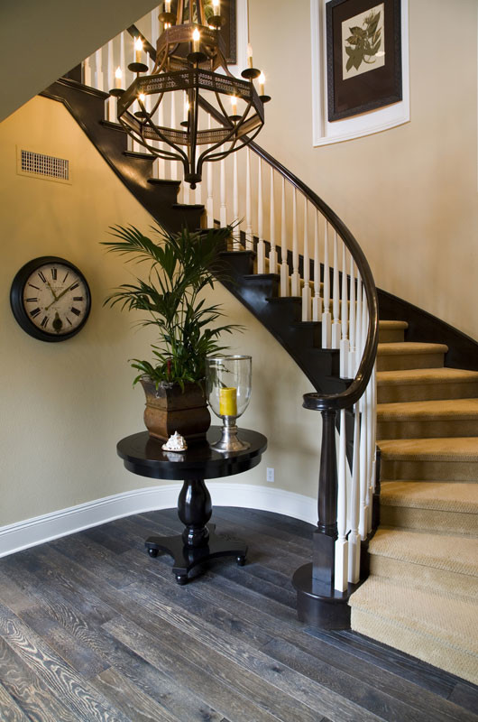 Example of a classic entryway design in Miami