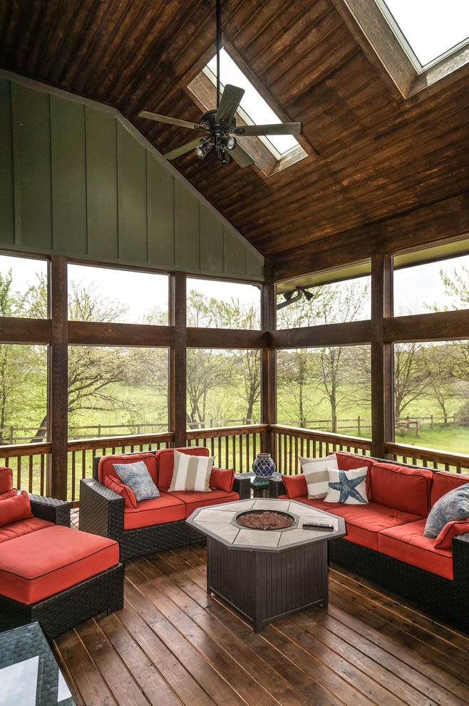 Inspiration for a mid-sized country screened-in verandah in Chicago with decking.