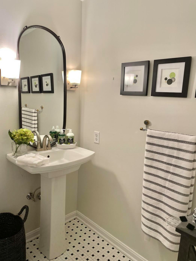 Kleines Modernes Duschbad mit Toiletten, schwarz-weißen Fliesen, Keramikfliesen, weißer Wandfarbe, Mosaik-Bodenfliesen, Sockelwaschbecken, WC-Raum und Einzelwaschbecken in Baltimore
