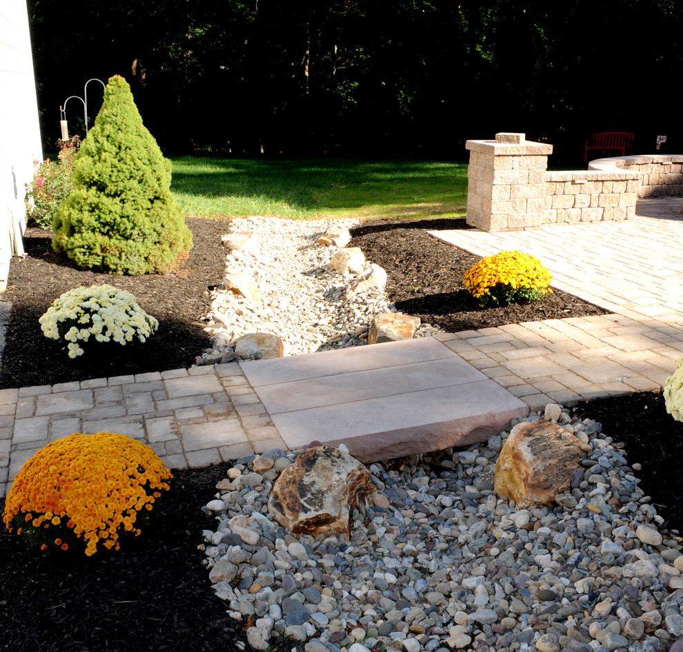 Design ideas for a side yard garden in Wilmington with natural stone pavers.