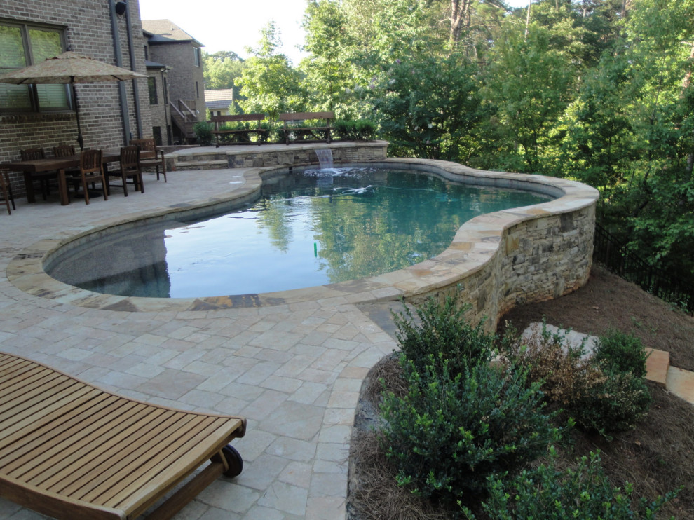 Foto di una grande piscina naturale chic personalizzata dietro casa con paesaggistica bordo piscina