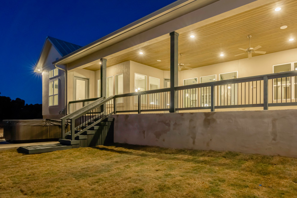 Example of a transitional home design design in Austin