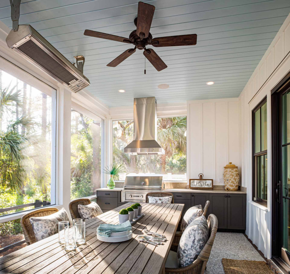 Cette image montre un porche d'entrée de maison arrière avec une moustiquaire et une extension de toiture.