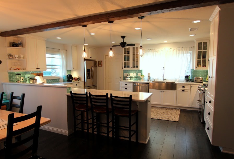 This is an example of a country kitchen in Orange County.