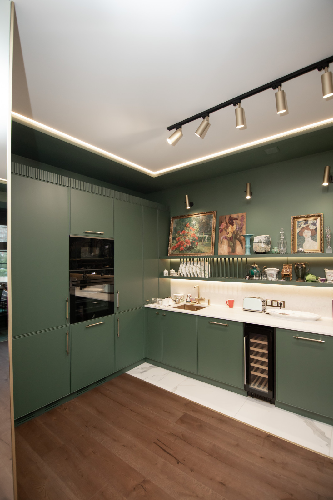 Стильная неоклассическая кухня в темно-изумрудном цвете