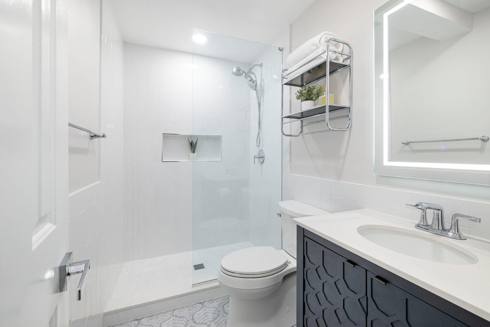 Modern inredning av ett mellanstort vit vitt en-suite badrum, med vit kakel, keramikplattor, möbel-liknande, en dusch i en alkov, grå väggar, ett undermonterad handfat, bänkskiva i kvarts, med dusch som är öppen, blå skåp, klinkergolv i porslin och blått golv