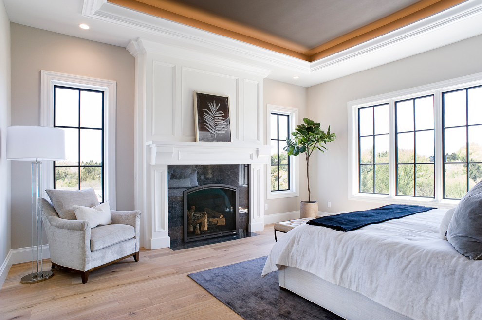Cette photo montre une chambre parentale méditerranéenne de taille moyenne avec un mur blanc, parquet clair, une cheminée standard, un manteau de cheminée en bois, un sol beige et un plafond décaissé.