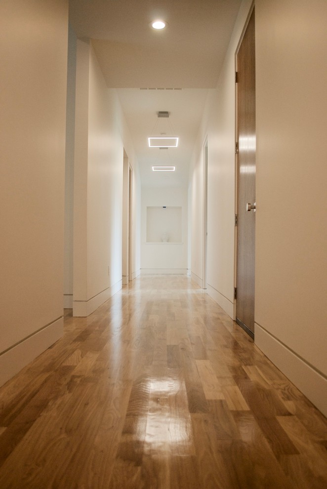 This is an example of a midcentury hallway in Dallas.