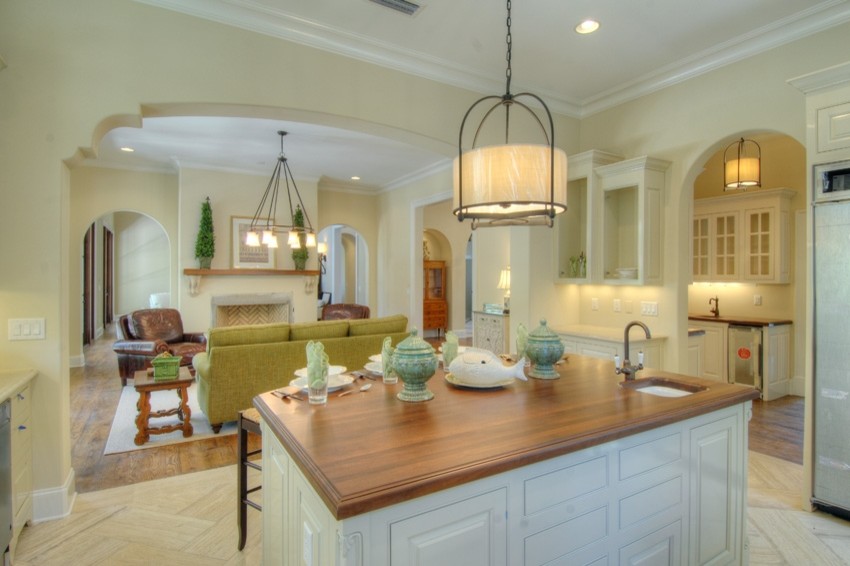 Inspiration for a traditional kitchen in Jacksonville.