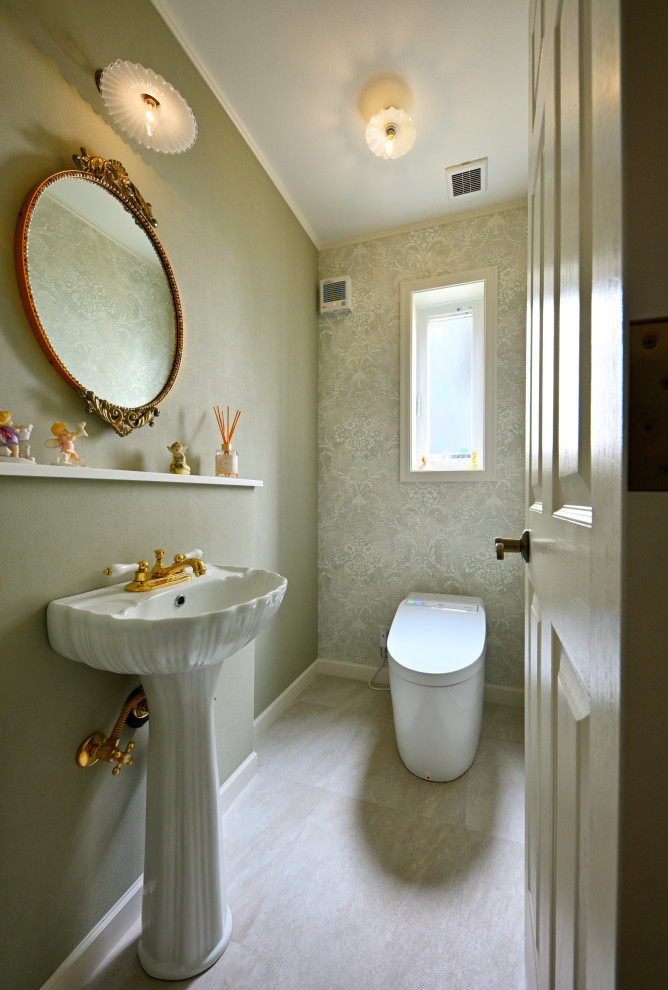 Kleine Klassische Gästetoilette mit weißen Schränken, Toilette mit Aufsatzspülkasten, grüner Wandfarbe, Vinylboden, Sockelwaschbecken, beigem Boden, freistehendem Waschtisch, Tapetendecke und Tapetenwänden in Sonstige