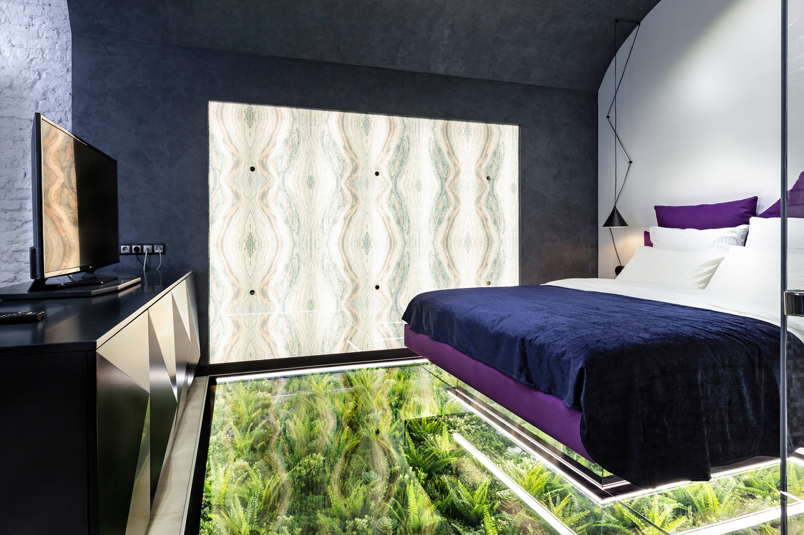 Studio with a soaring bed over grass-plot /Студия с парящей кроватью и лужайкой