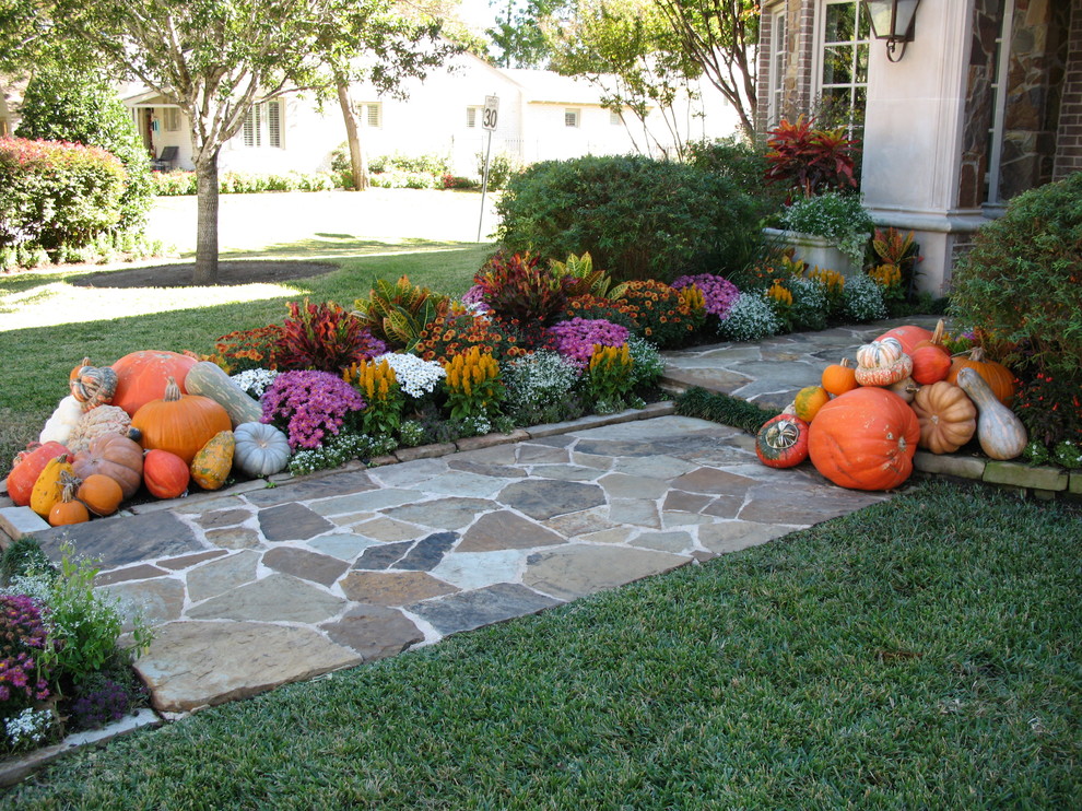 Design ideas for a traditional front yard partial sun garden in Dallas with natural stone pavers.