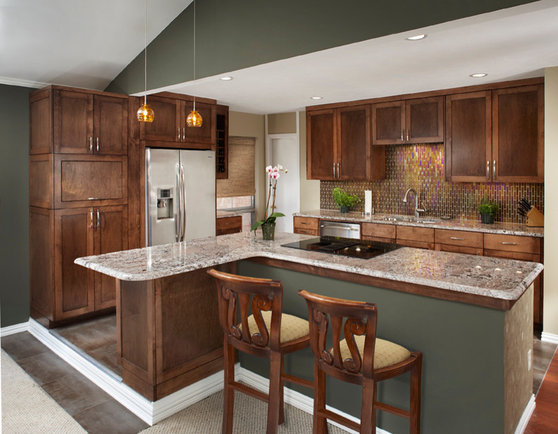 Kitchen - transitional kitchen idea in Dallas