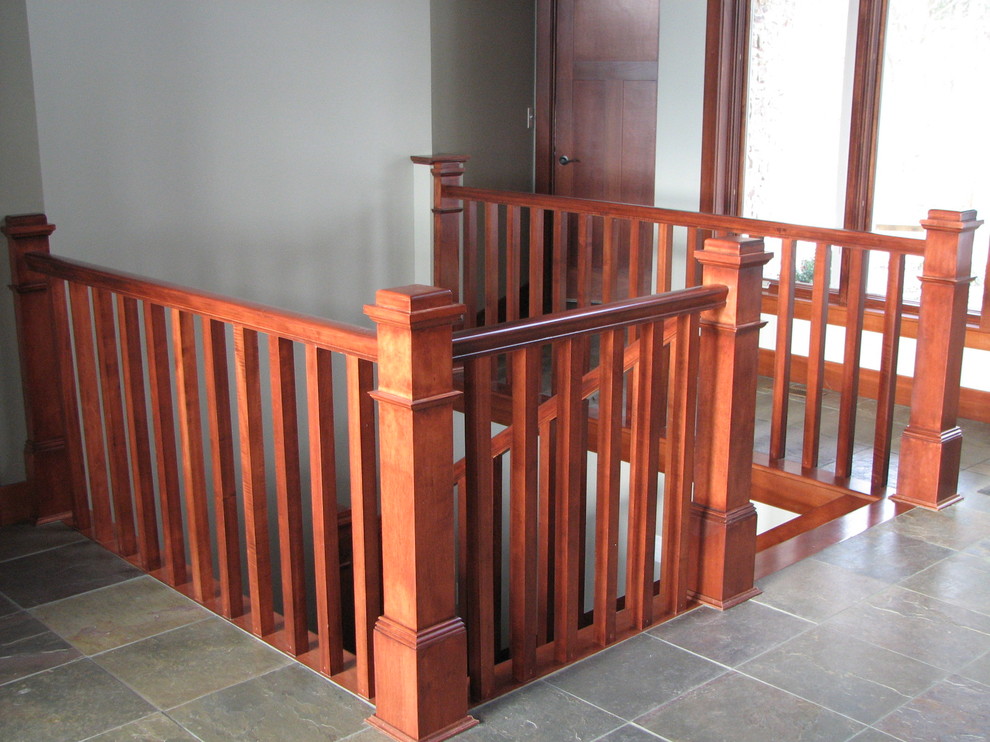 Mid-sized traditional wood u-shaped staircase in Chicago with wood risers.