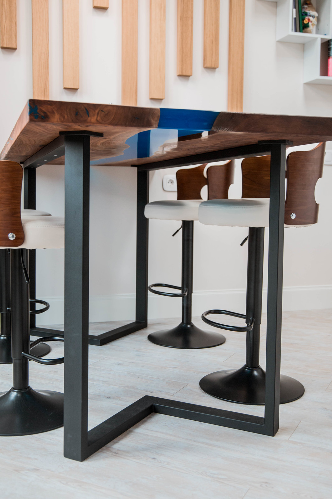 Столовая зона в квартире с панорамным видом