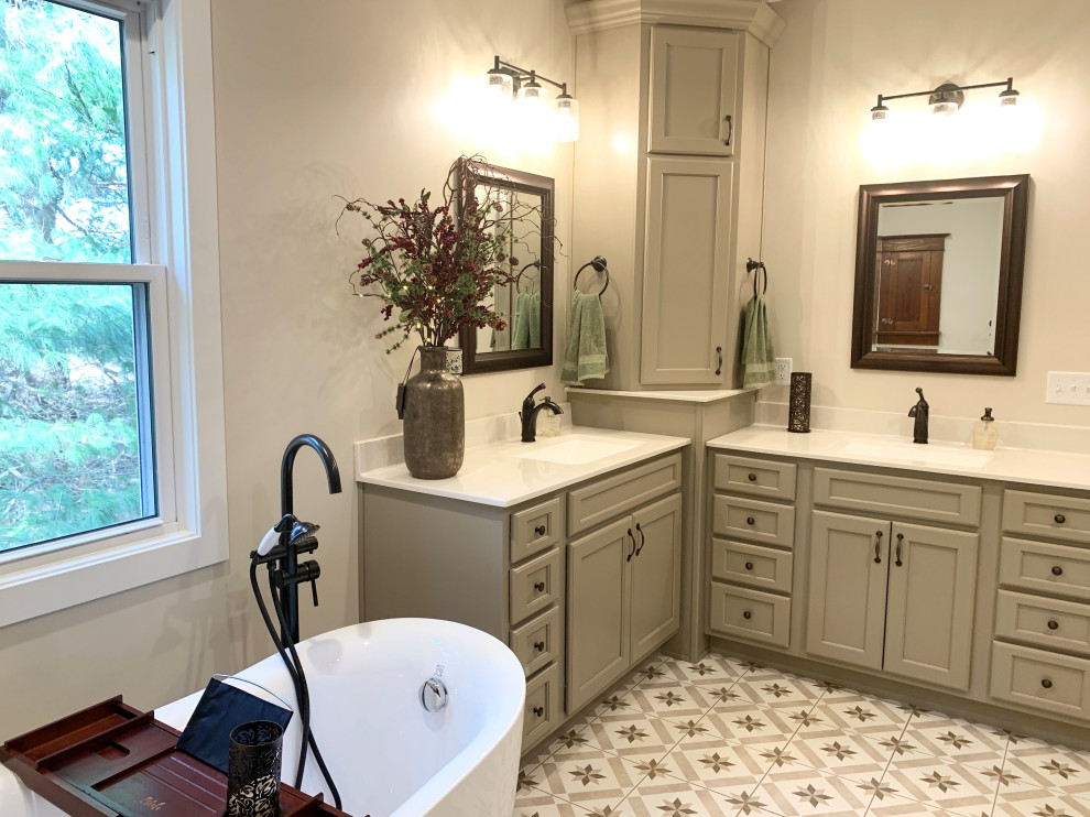 Стильный дизайн: ванная комната в стиле кантри с плоскими фасадами, серыми фасадами, отдельно стоящей ванной, душем в нише, серыми стенами, полом из керамической плитки, монолитной раковиной, разноцветным полом, душем с распашными дверями и тумбой под две раковины - последний тренд
