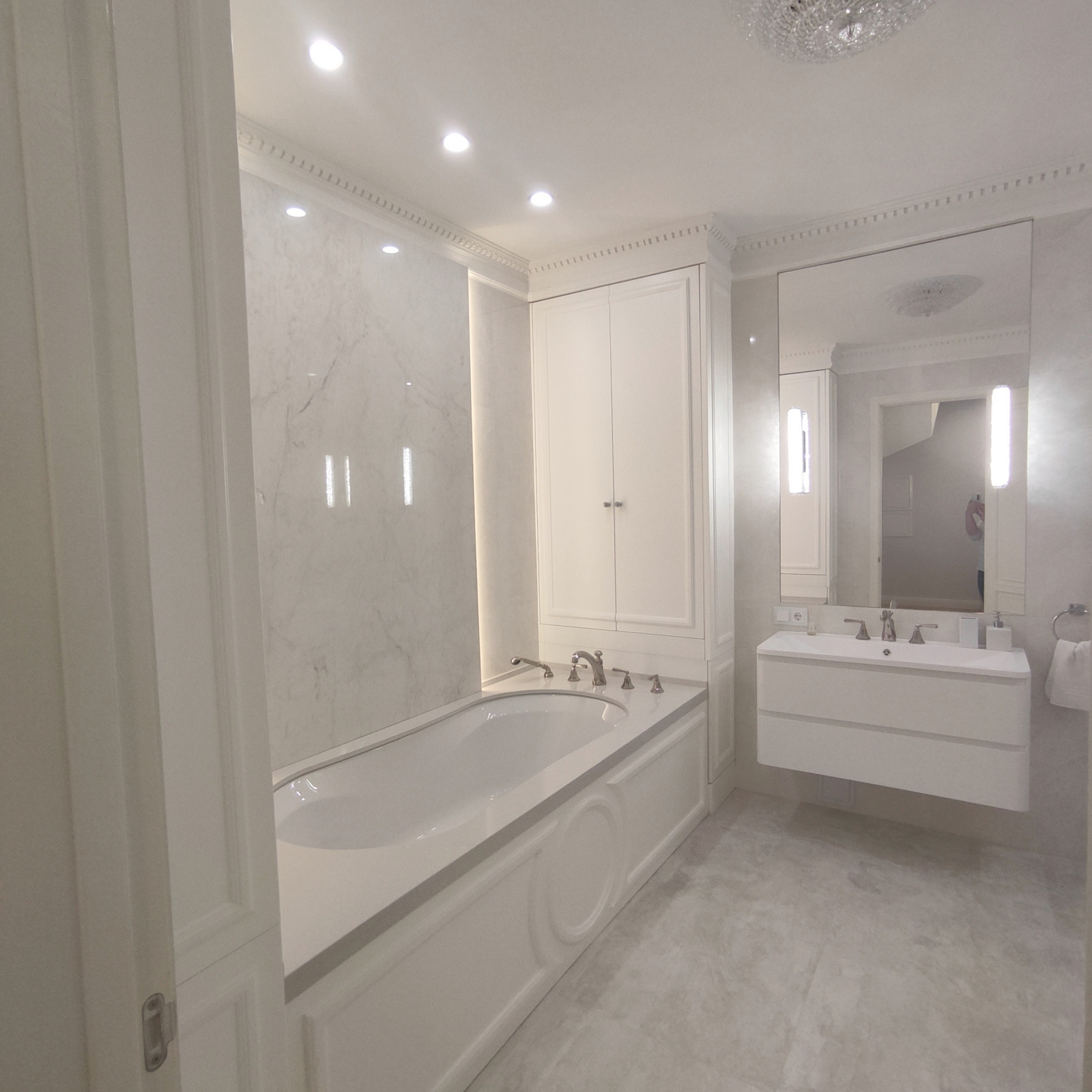 Двухуровневая светлая квартира в неоклассическом стиле