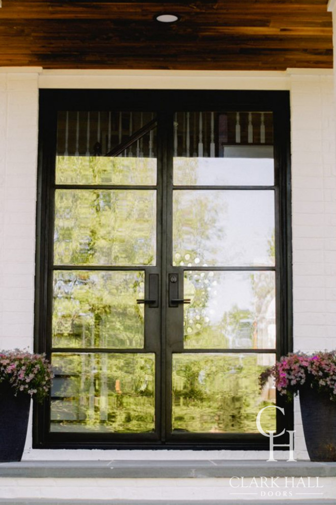 Пример оригинального дизайна: большая входная дверь в стиле модернизм с белыми стенами, двустворчатой входной дверью и черной входной дверью