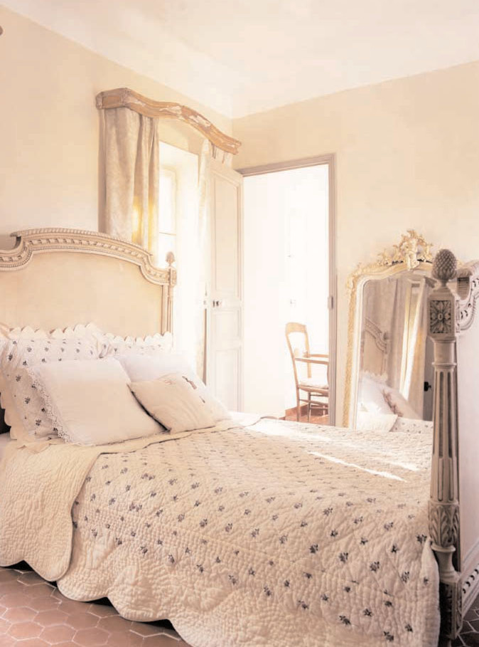 Inspiration for a country bedroom in Marseille.