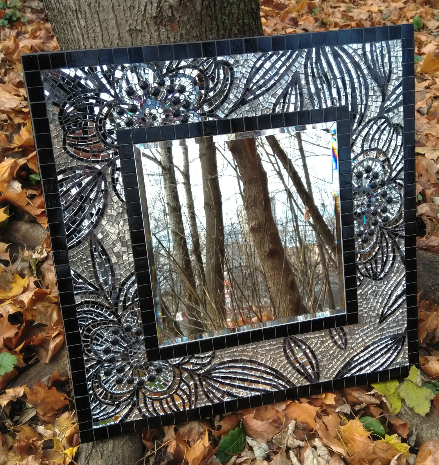 Квадратное зеркало с мозаикой в стиле арт-деко.