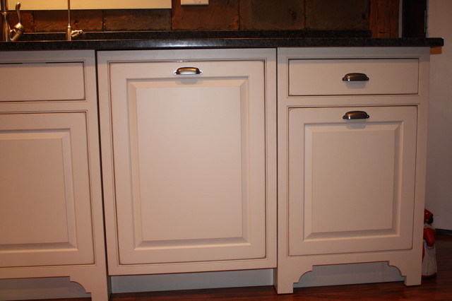 Custom White Inset Cabinets Klassicheskij Kuhnya Nyu Jork Ot Eksperta Millbrook Cabinetry Design