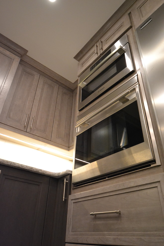 Eat-in kitchen - mid-sized transitional u-shaped eat-in kitchen idea in Ottawa with recessed-panel cabinets and an island