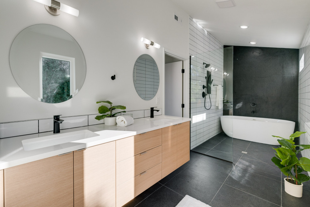 На фото: огромная главная ванная комната в стиле ретро с плоскими фасадами, открытым душем, столешницей из искусственного кварца, тумбой под две раковины и подвесной тумбой с