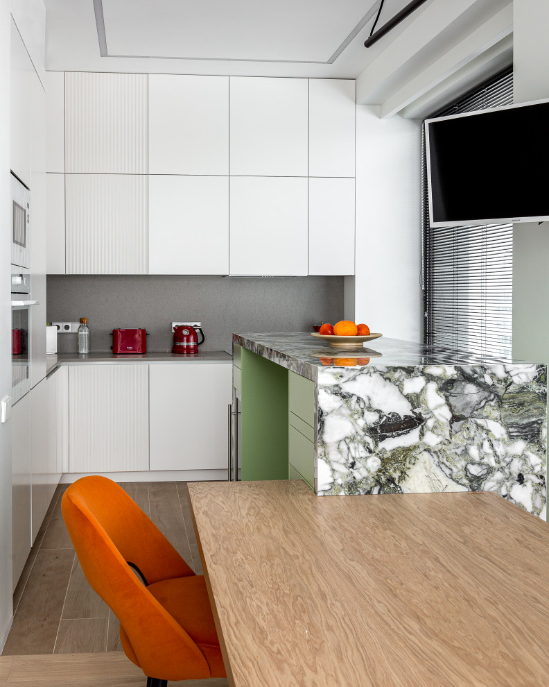 Белая кухня с яркими акцентами