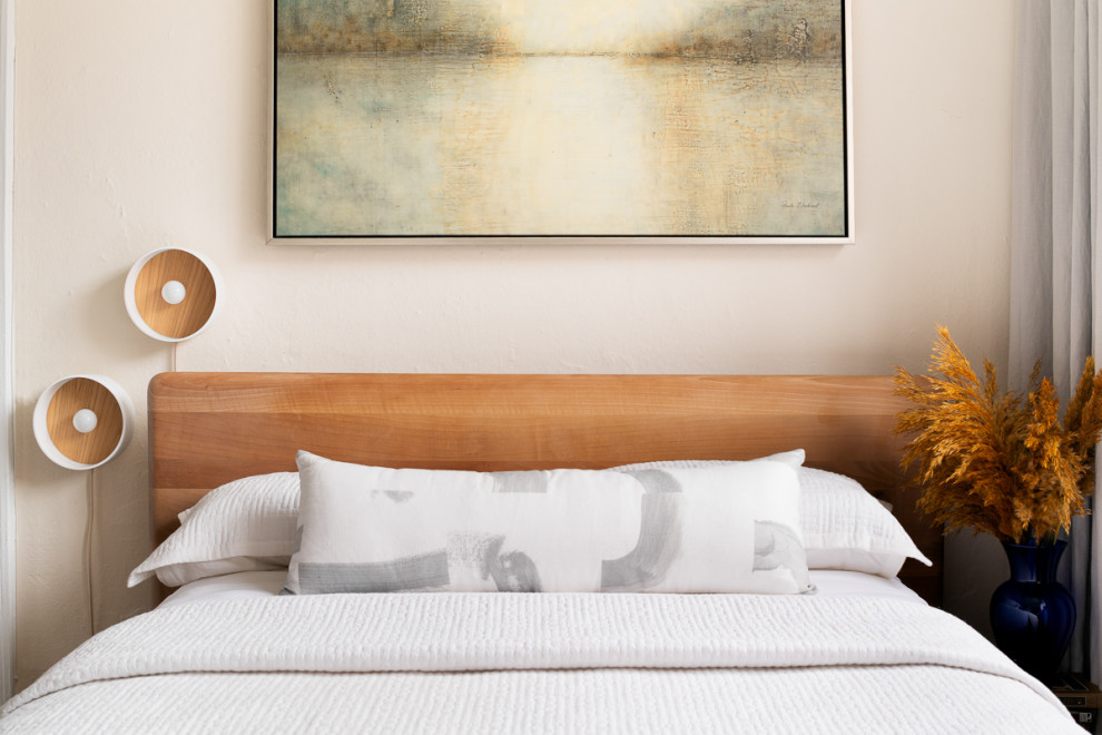 Foto di una piccola camera da letto scandinava con pareti beige e pavimento in legno massello medio