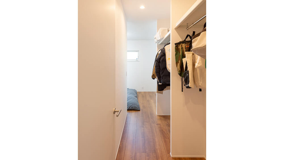 Design ideas for a modern storage and wardrobe in Kyoto.