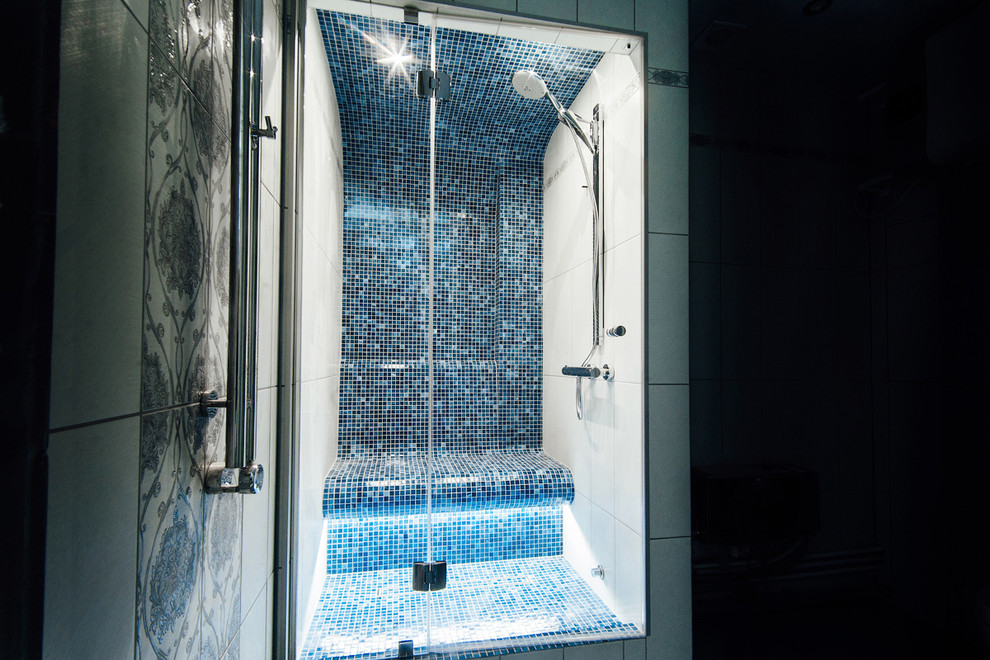 Стеклянная группа в хамаме - душевой.