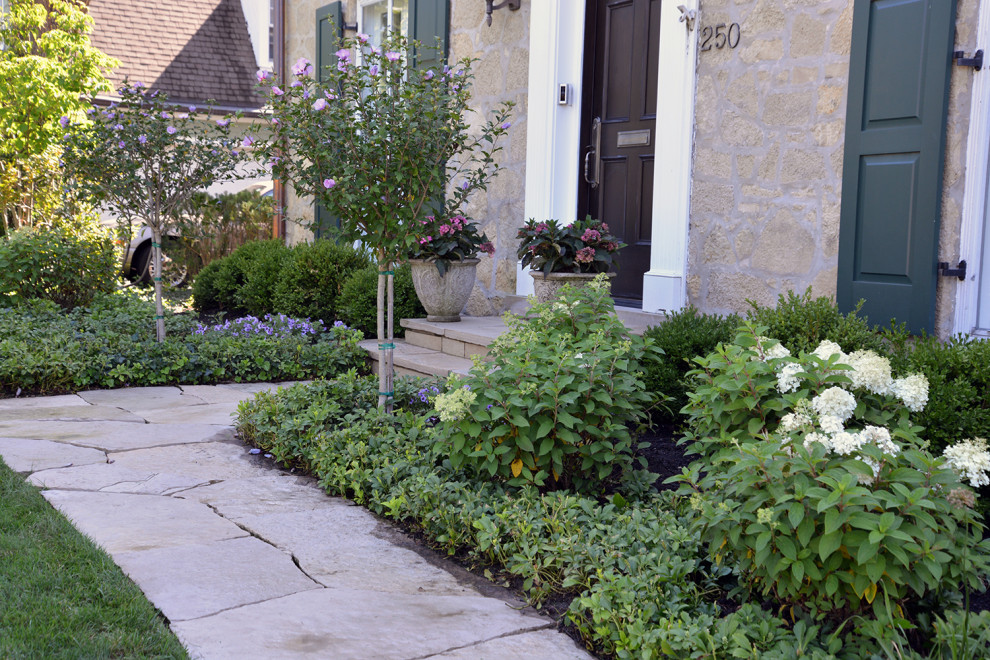 Design ideas for a mid-sized partial sun front yard landscaping in Chicago.