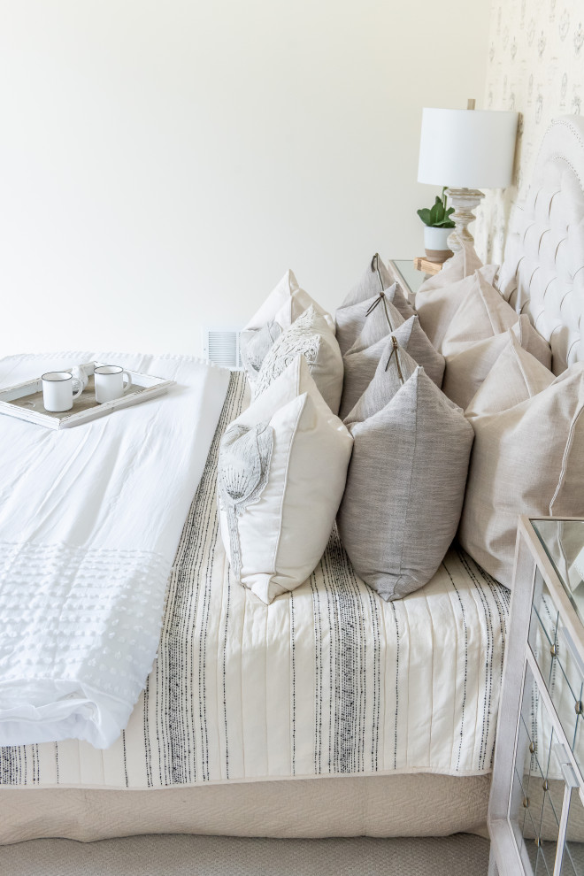 Home design - transitional home design idea in Toronto