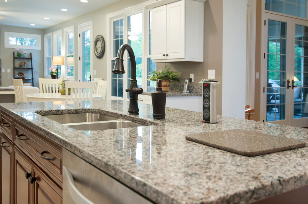 Example of a transitional home design design in Columbus