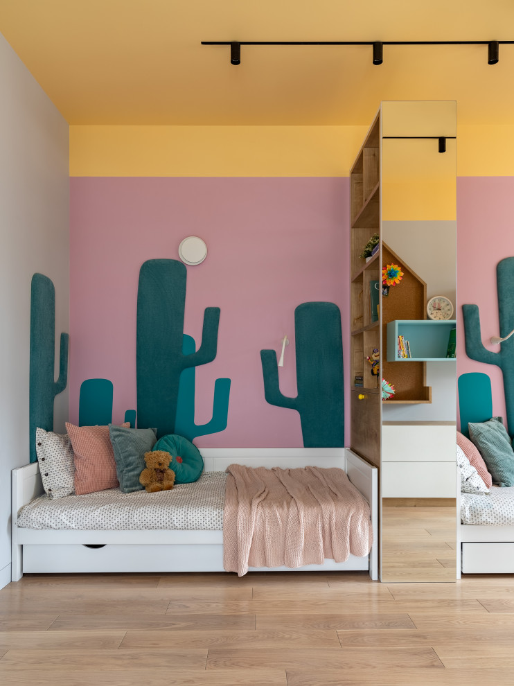 Foto di una cameretta per bambini da 4 a 10 anni minimal di medie dimensioni con pareti multicolore, pavimento in legno massello medio e pavimento marrone