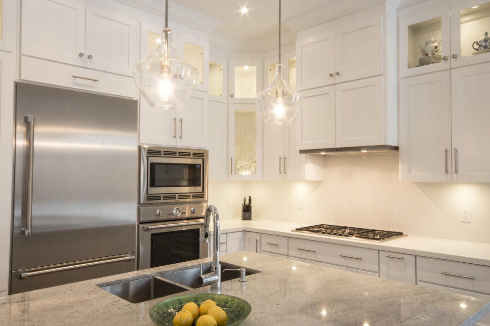Transitional kitchen photo in Toronto