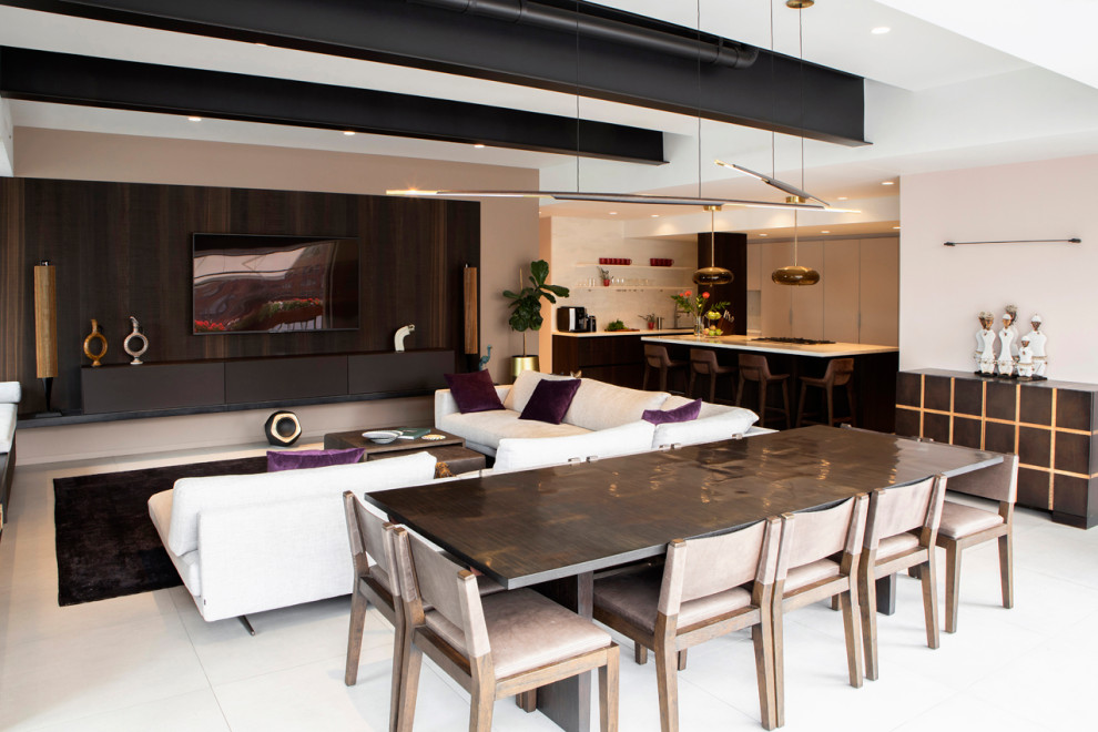 Immagine di una sala da pranzo aperta verso la cucina minimal di medie dimensioni con pareti bianche, pavimento in gres porcellanato, pavimento beige, travi a vista e pareti in legno