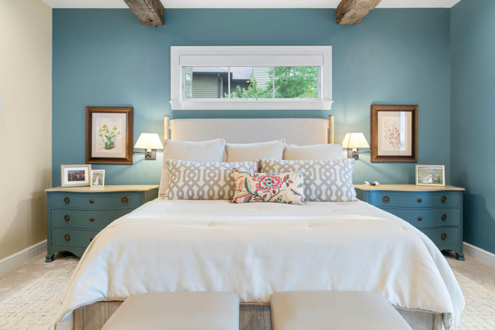 Imagen de dormitorio principal marinero grande con paredes azules, moqueta y vigas vistas